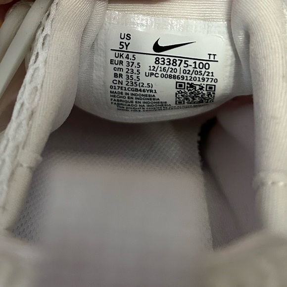 SOLD Nike Shoes - Picture 4 of 6